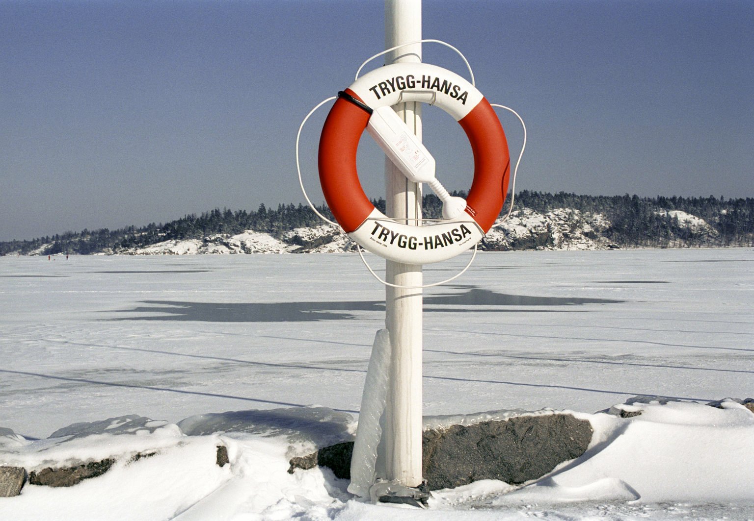 livboj vid en frusen sjö på vintern