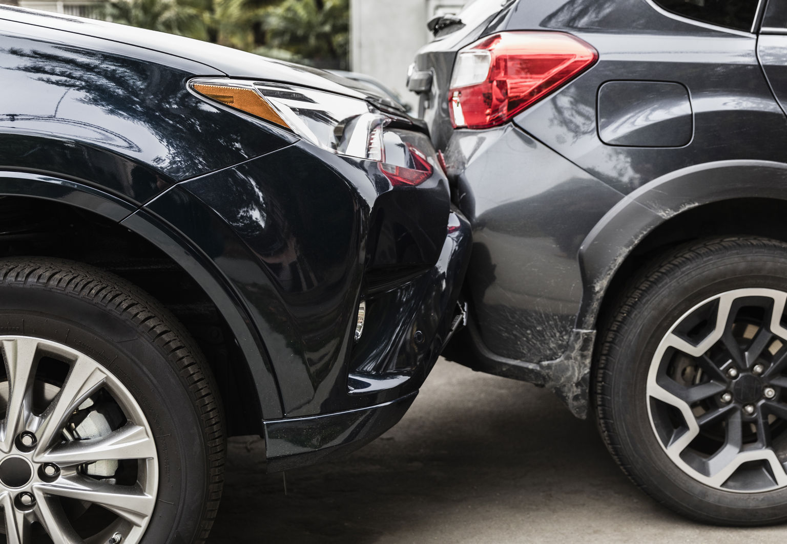 Två bilar som har krockat in i varandra