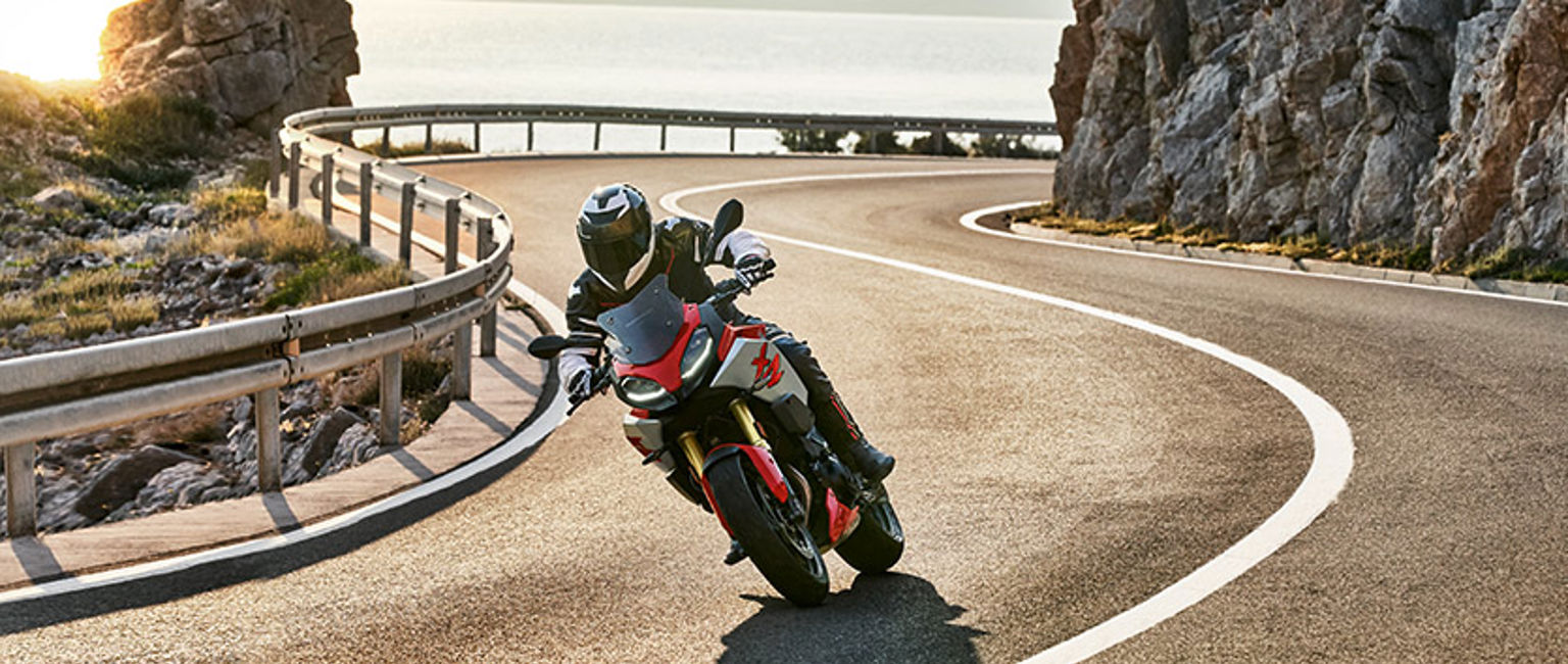 kör motorcykel på landsväg