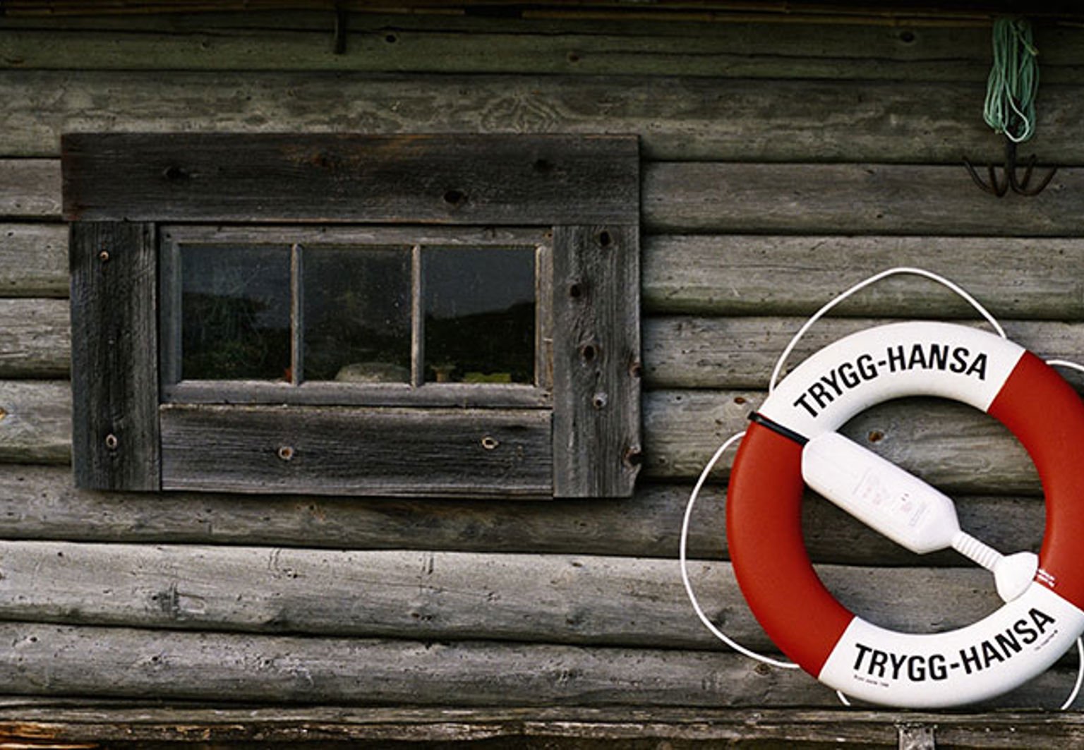 livboj hänger på en trävägg