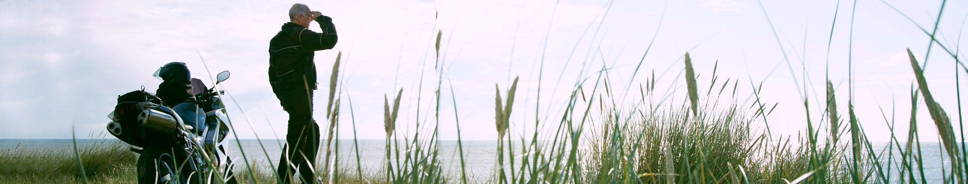 person tar en paus med sin motorcykel