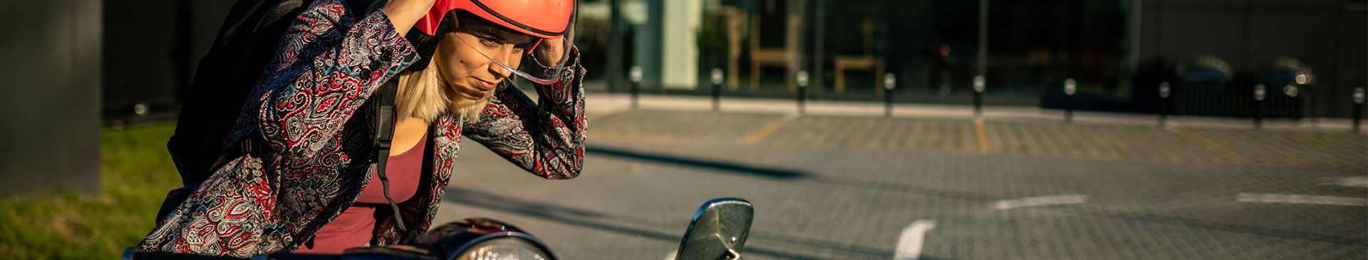 ung kvinna med röd hjälm vid sin moped