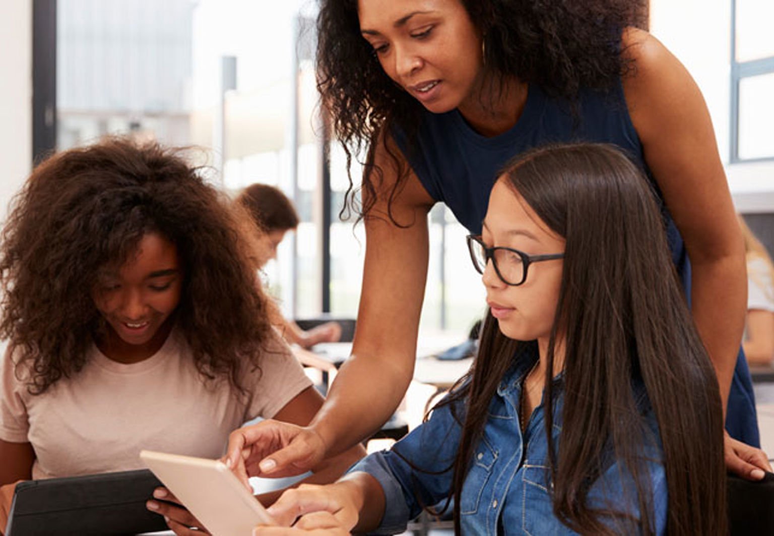 lärare med två elever i skolan