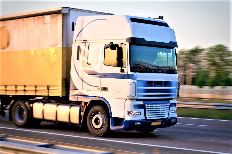 Lasbil i farten på väg.