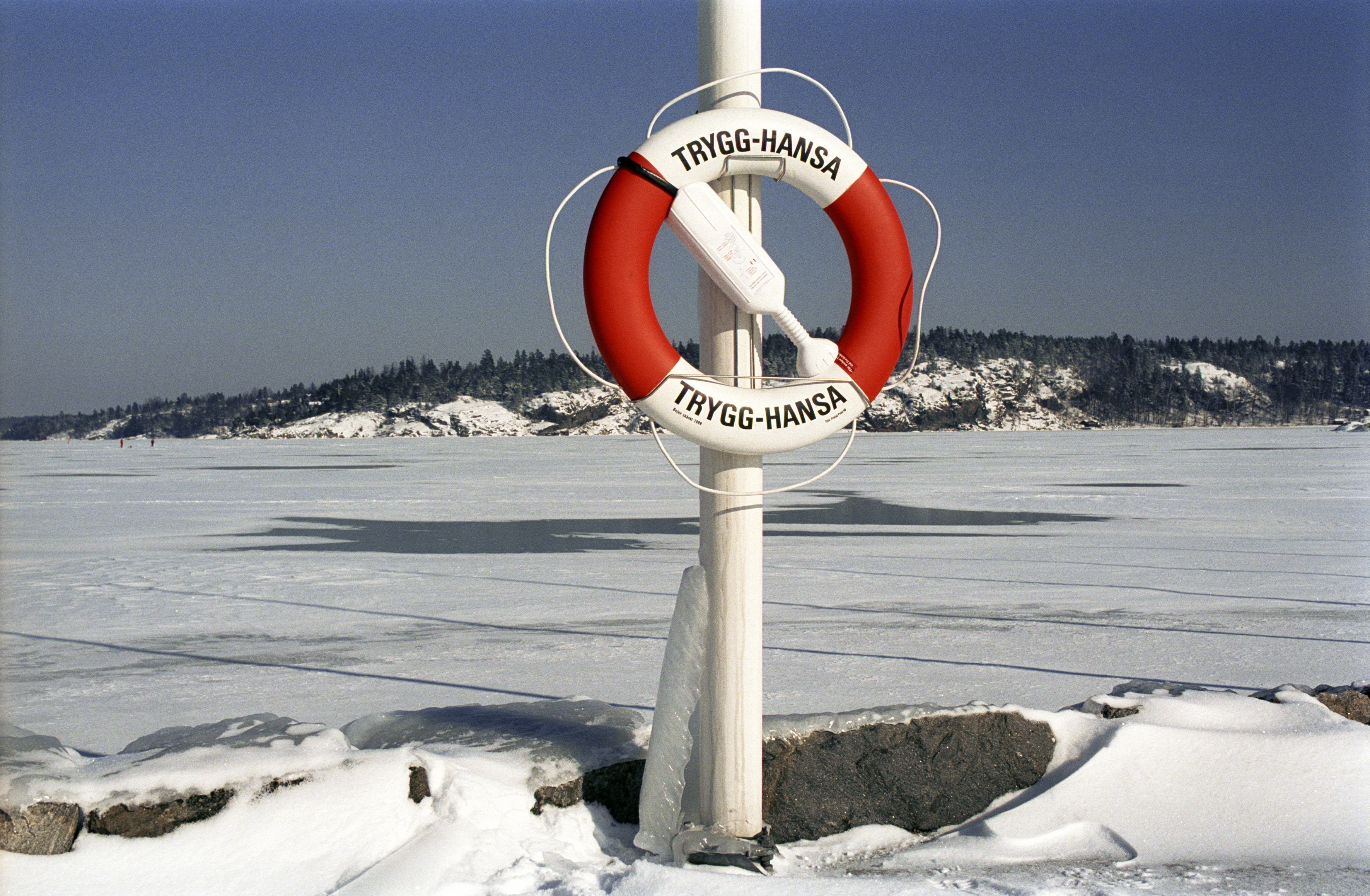 livboj vid en frusen sjö på vintern