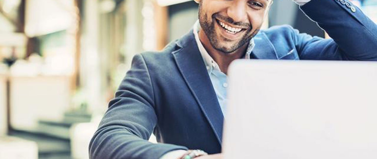 ung man vid sin laptop