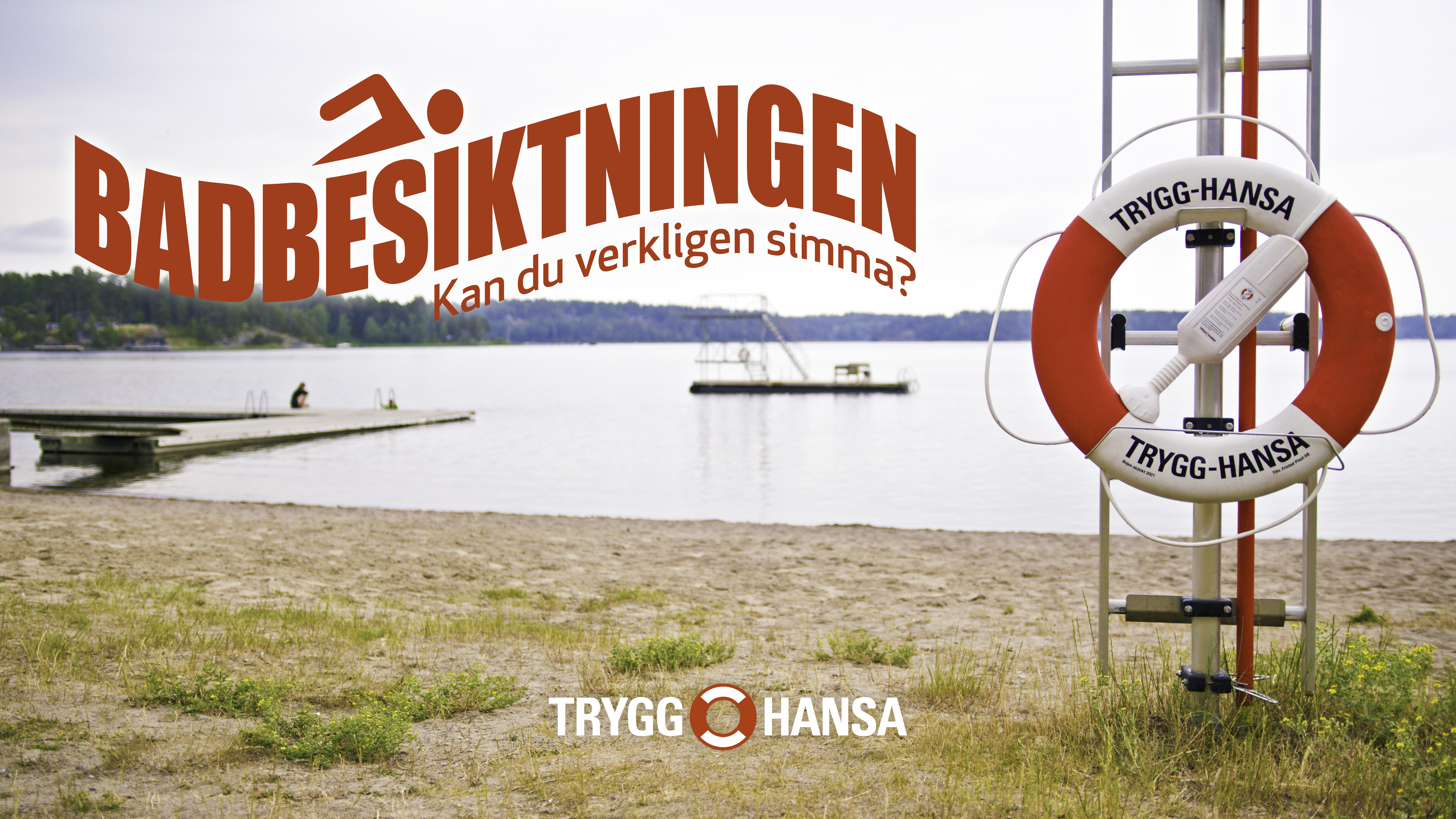 strand med en livboj och texten badbesiktningen - kan du verkligen simma?