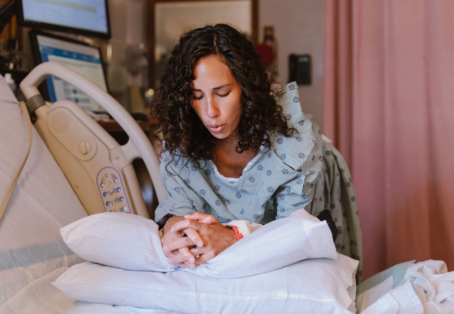 Kvinna andas igenom smärtsamma värkar på förlossingsrummet