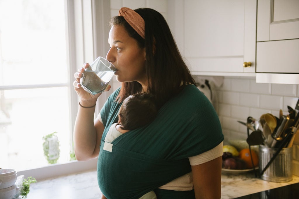 gravid kvinna i köket