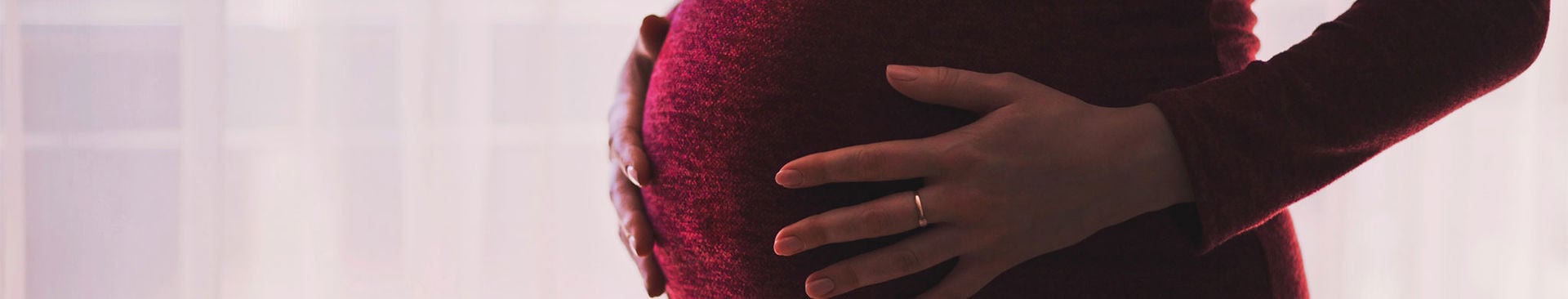 Höggravid kvinna i röd klänning