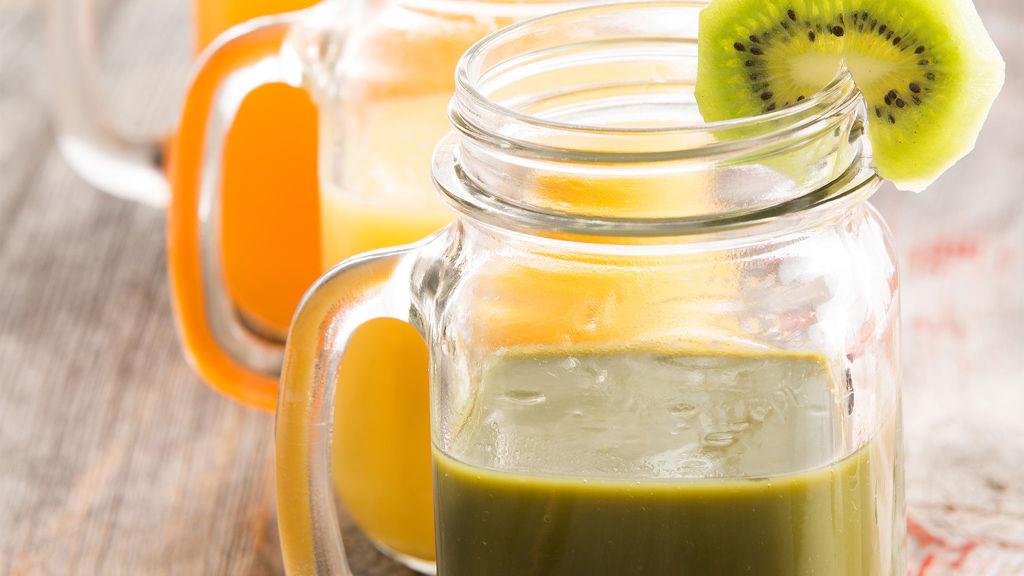 närbild på en grön smoothie i ett stort glas