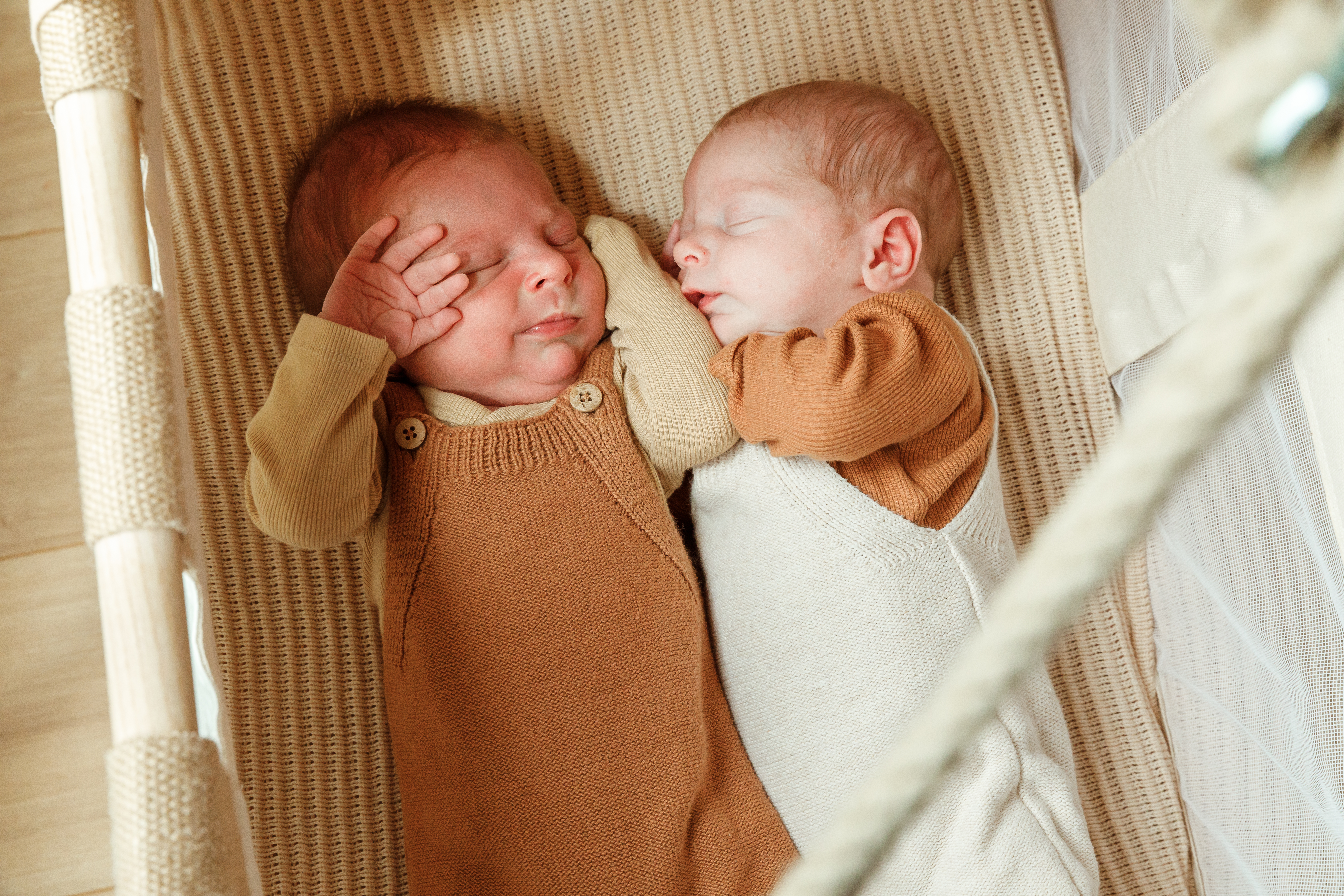 Två tvillingar sover tillsammans i en barnsäng