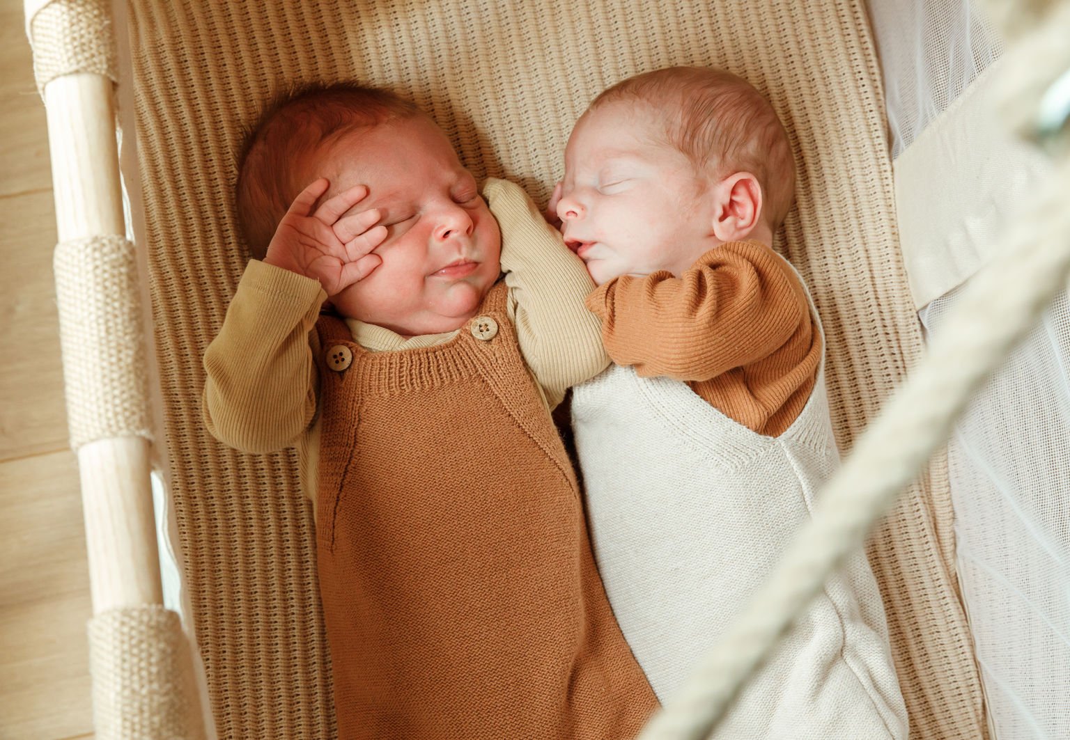 Två tvillingar sover tillsammans i en barnsäng