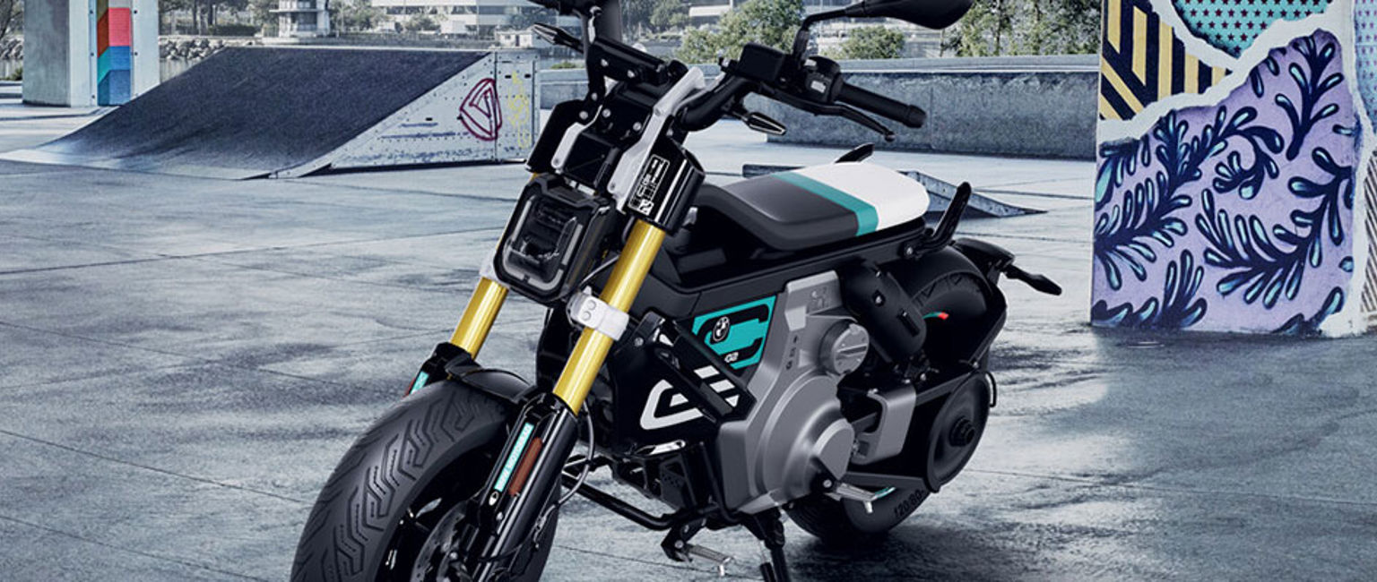motorcykel i stort garage