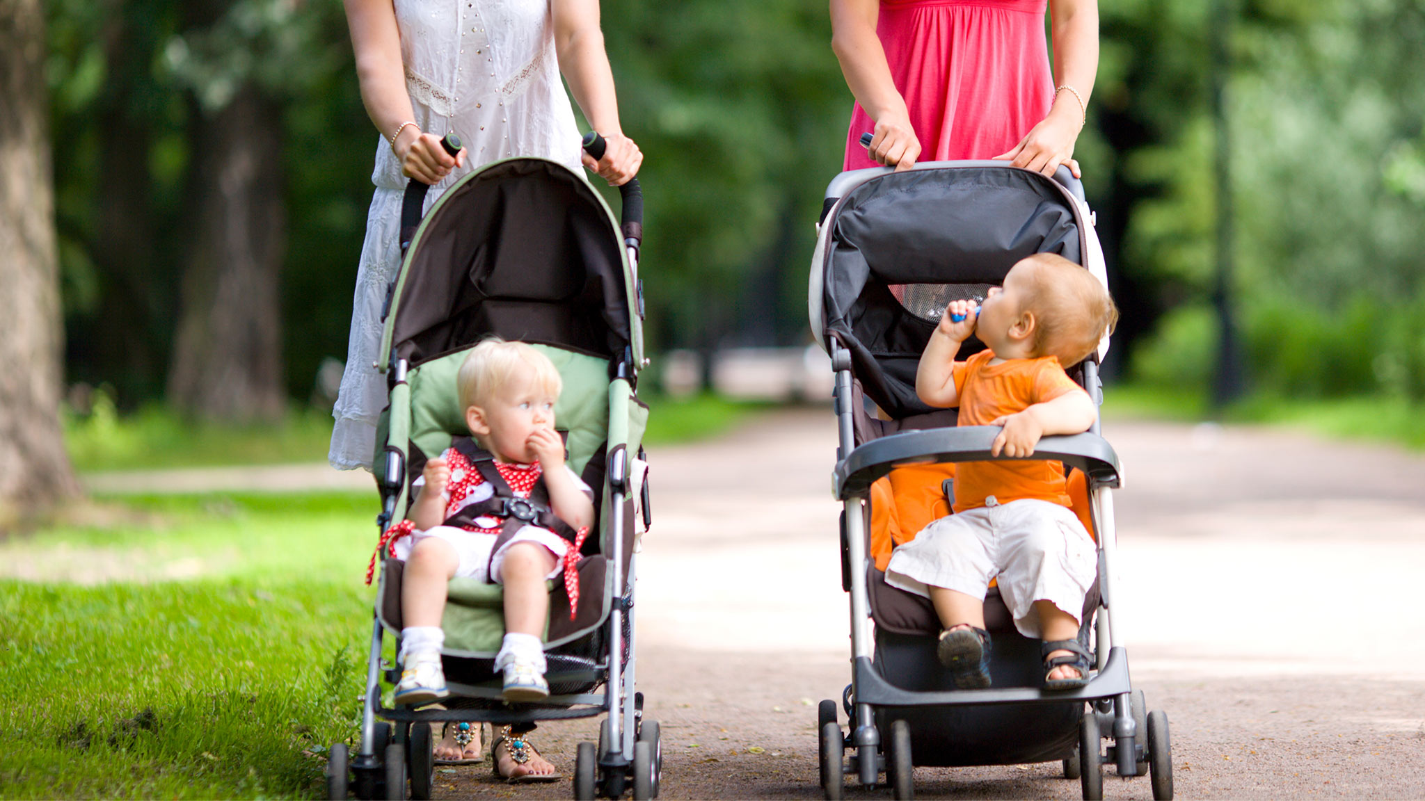 Två mammor på barnvagnspromenad
