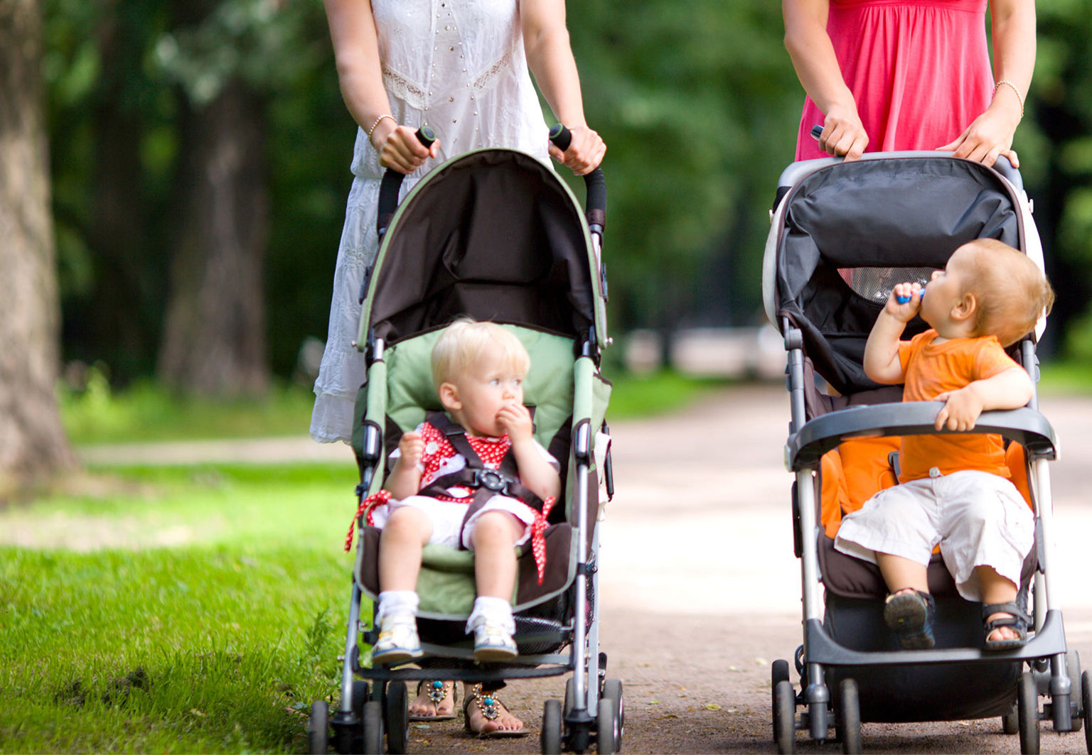 Två mammor på barnvagnspromenad