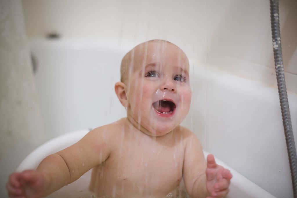 Glad bebis i en badbalja