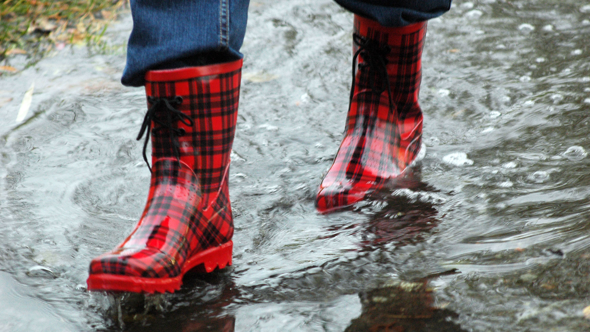Närbild på röda gummistövlar