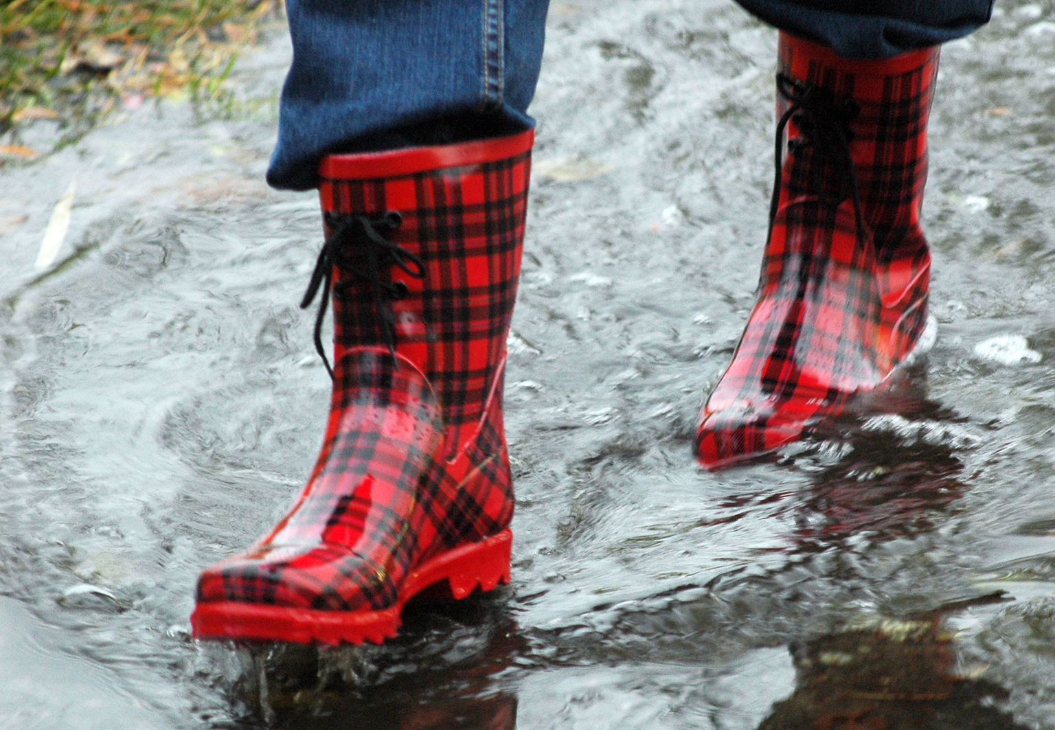 Närbild på röda gummistövlar