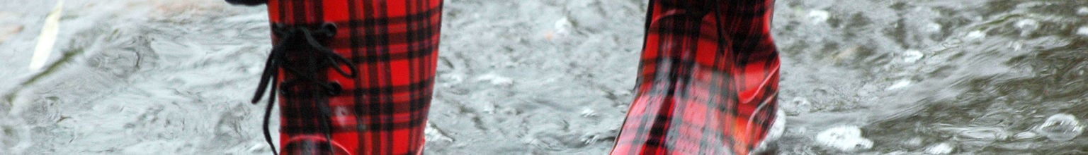 Närbild på röda gummistövlar