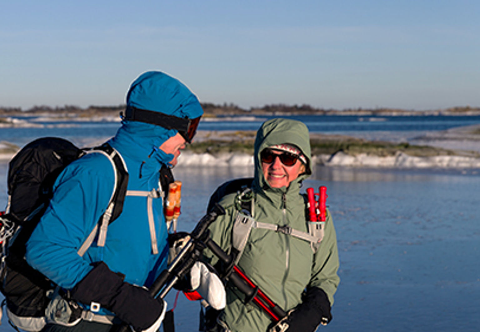 Två pensionärer ute på isen med utrustning