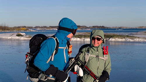Två pensionärer ute på isen med utrustning
