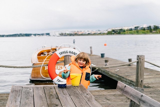 Flicka leker på en brygga