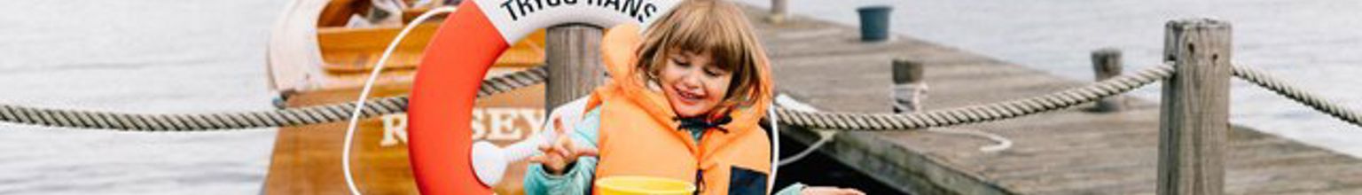 Flicka leker på en brygga