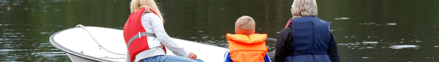 Familj på utflykt i liten motorbåt