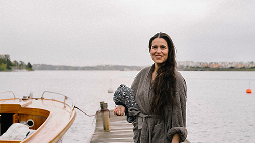 Kvinna i badrock på en badbrygga