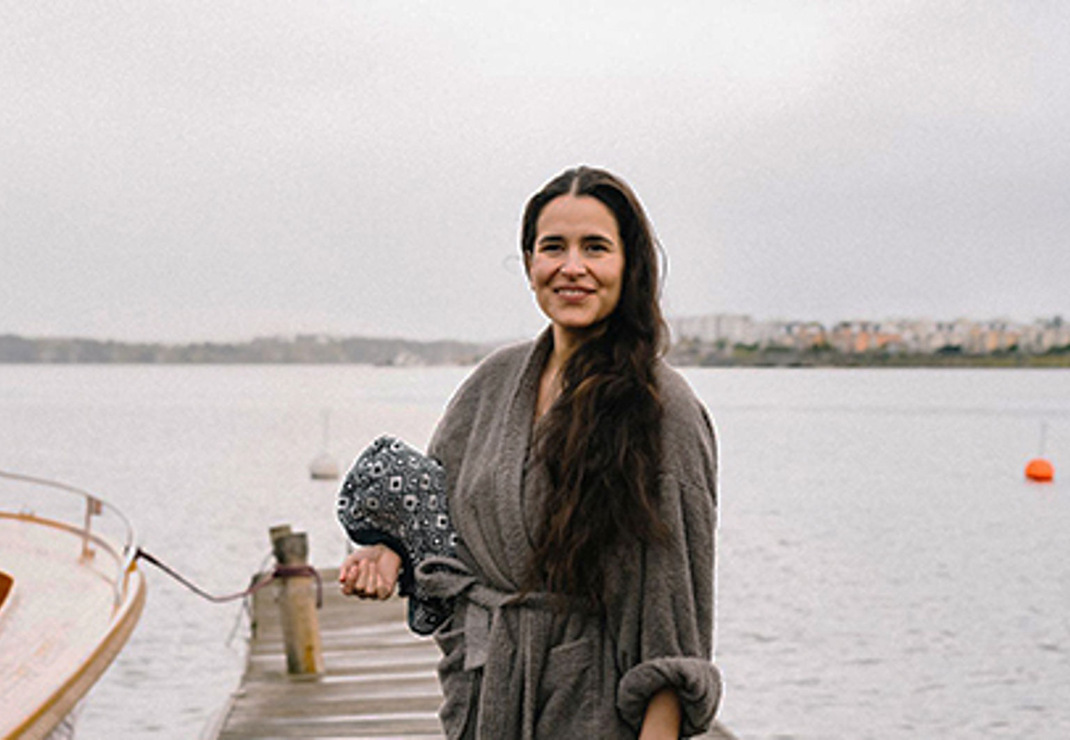 Kvinna i badrock på en badbrygga