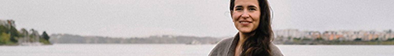 Kvinna i badrock på en badbrygga