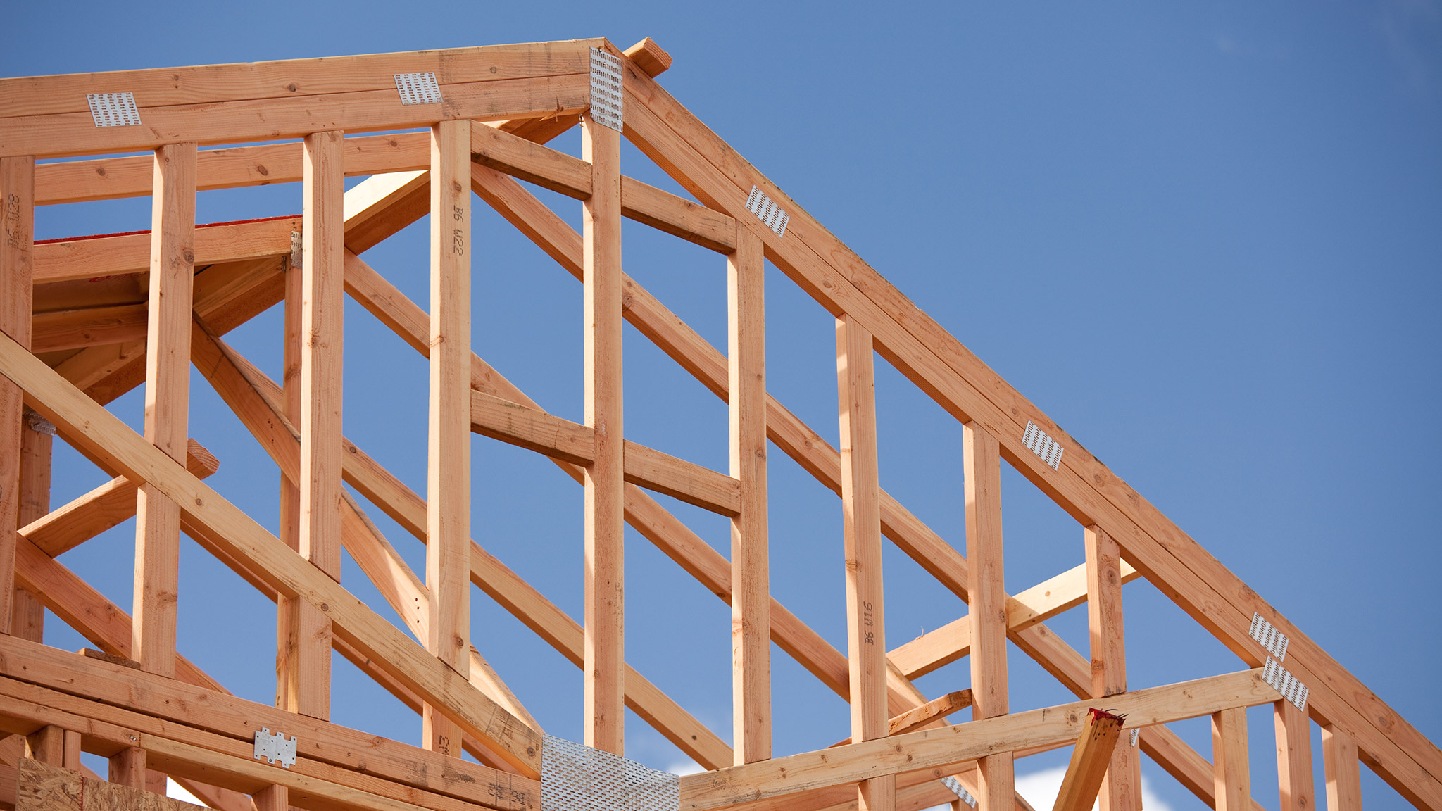 Träbalkar som ska bli ett hustak