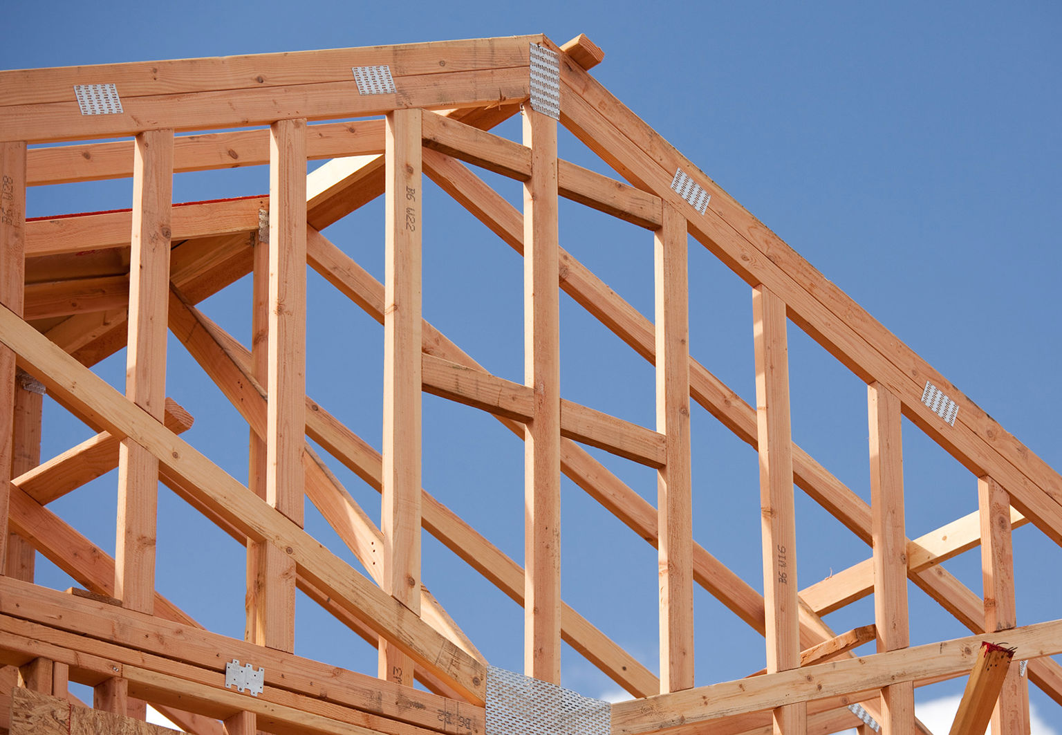 Träbalkar som ska bli ett hustak