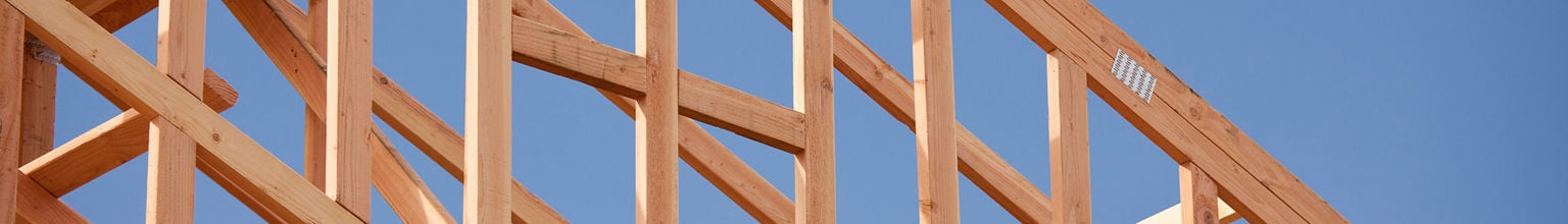 Träbalkar som ska bli ett hustak