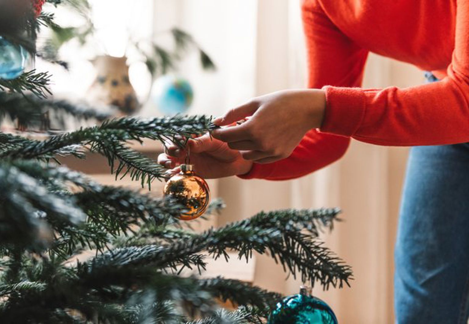 Klär julgranen med en glansig julkula