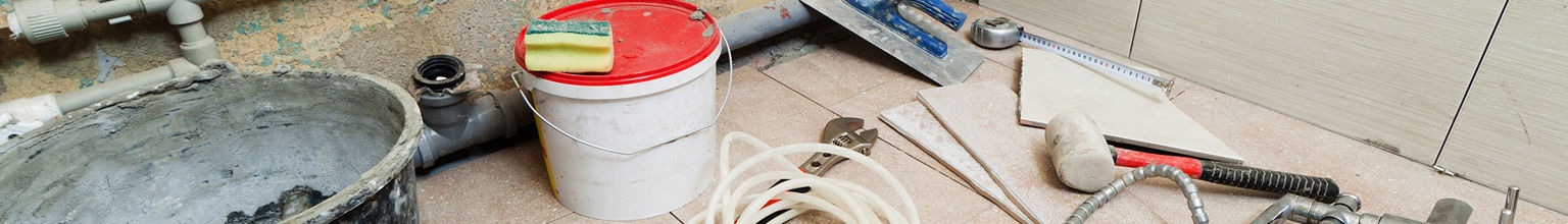 Hinkar och andra redskap på golvet i en pågående renovering