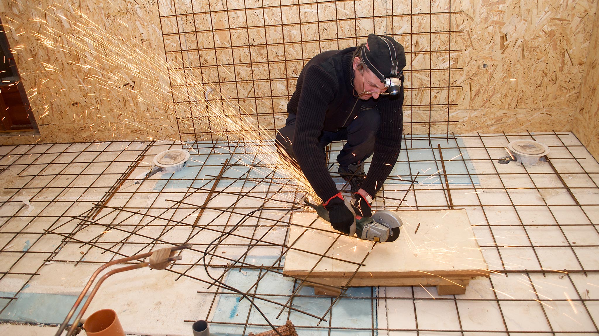 Byggarbetare med pannlampa