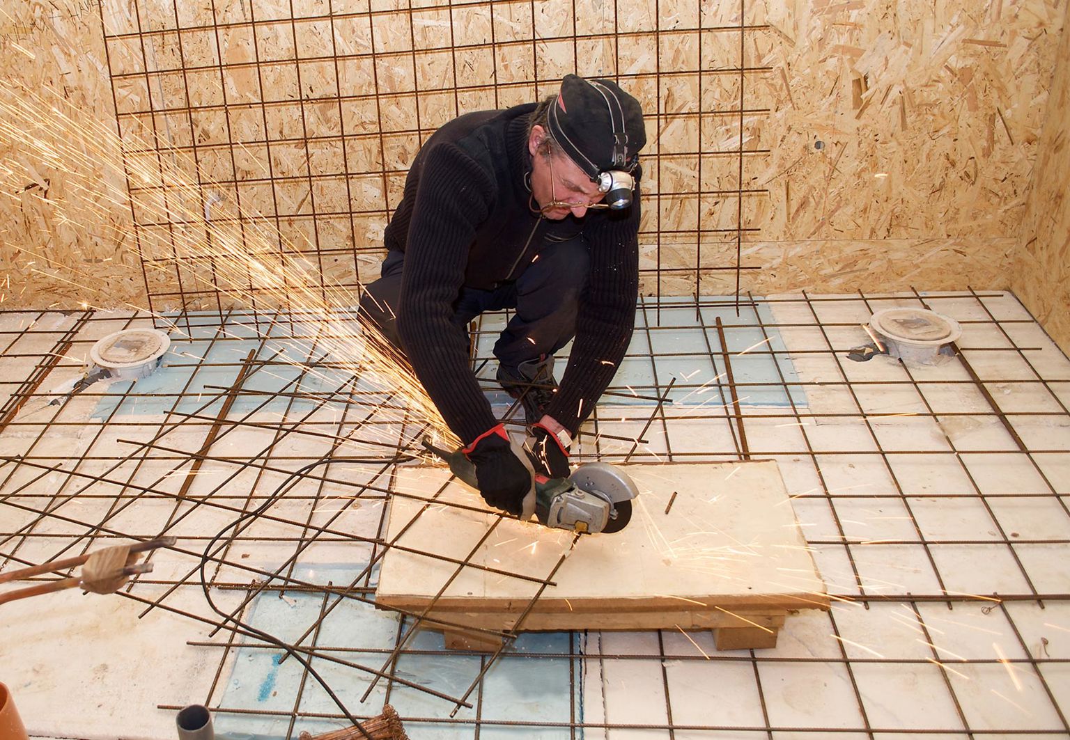 Byggarbetare med pannlampa