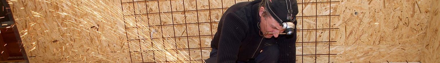 Byggarbetare med pannlampa