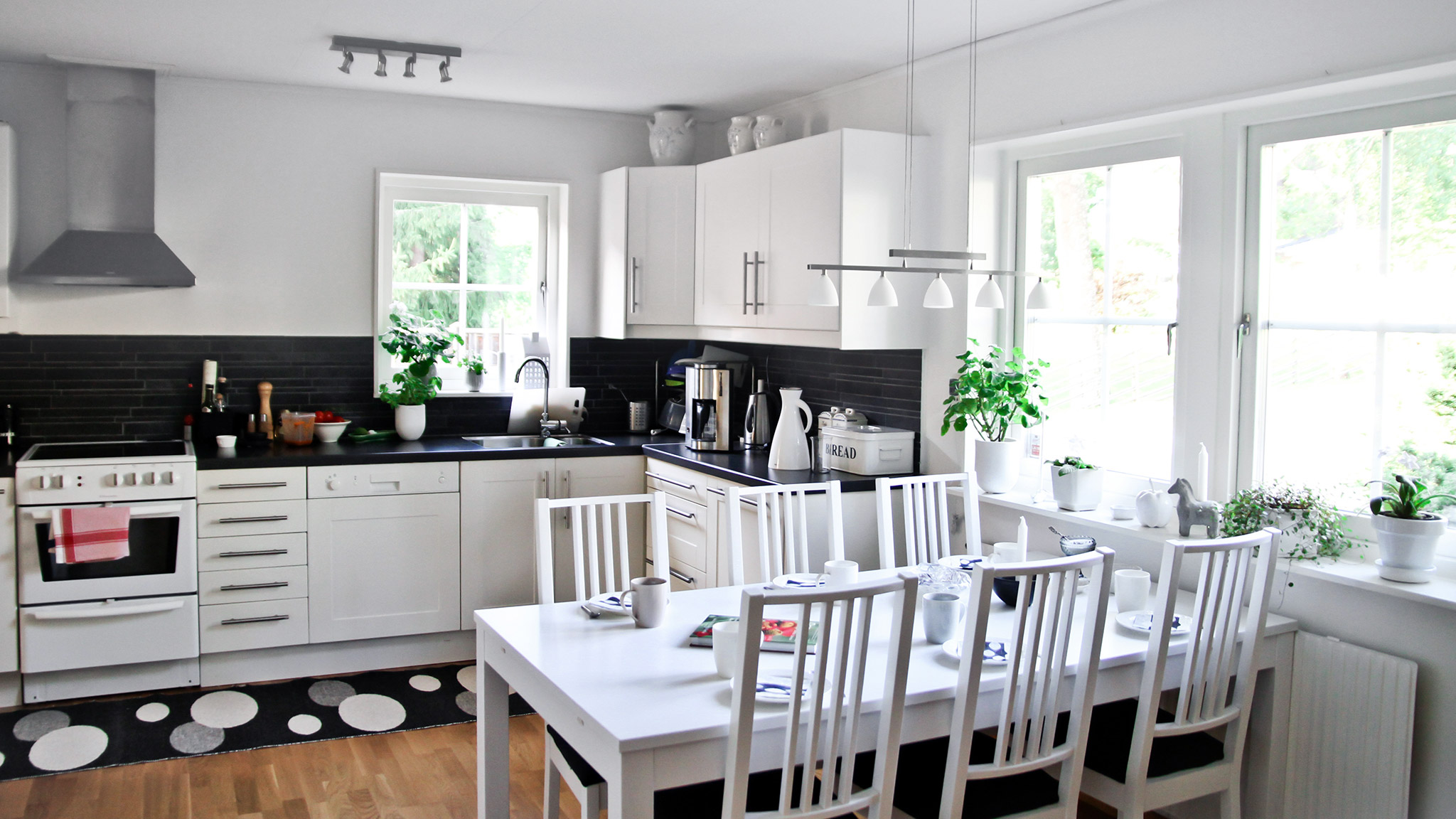 Ett lantligt fräscht vitt kök