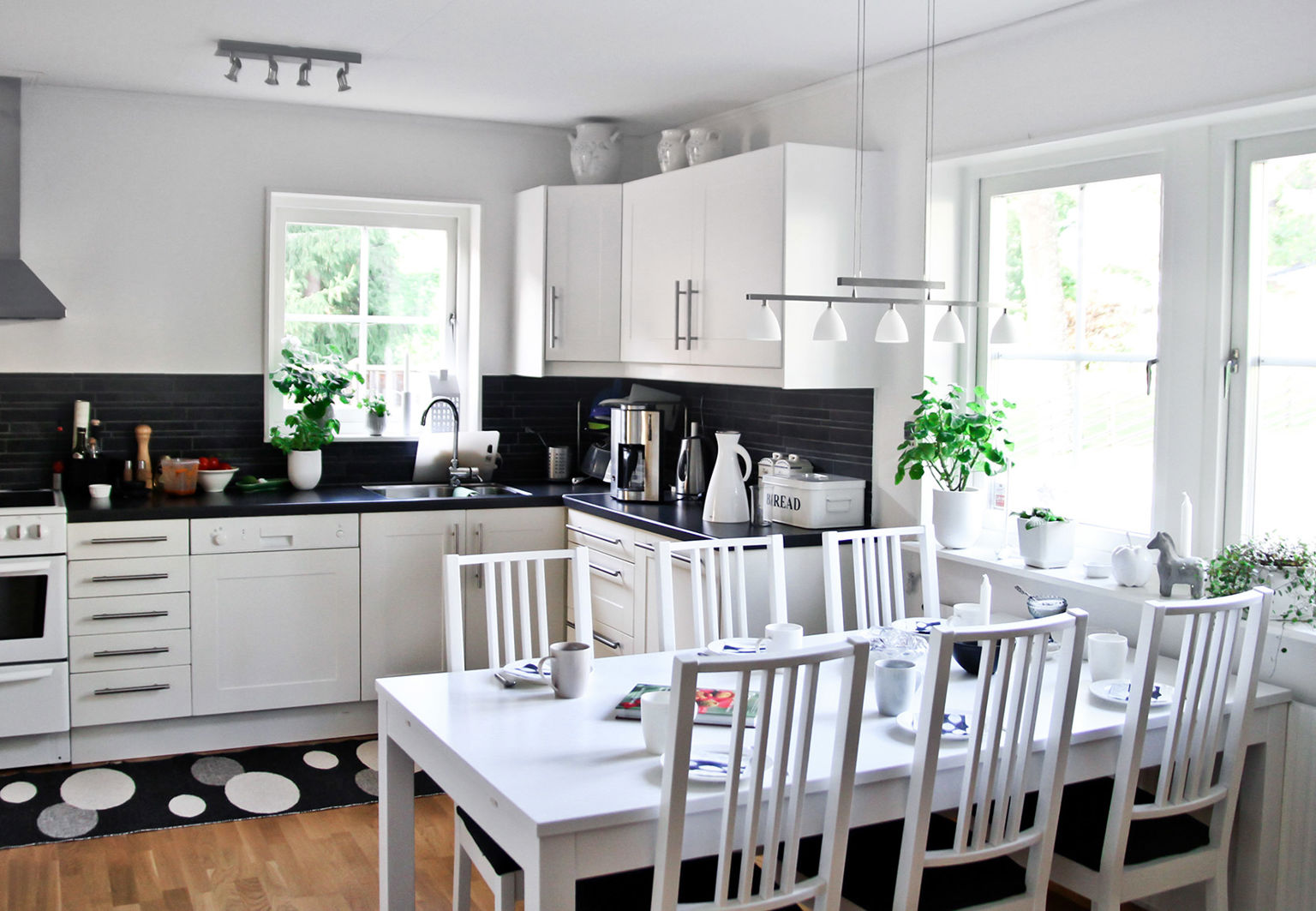 Ett lantligt fräscht vitt kök