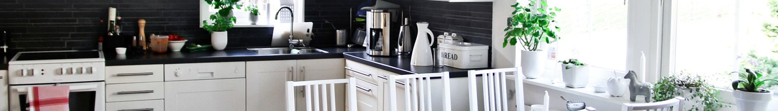 Ett lantligt fräscht vitt kök