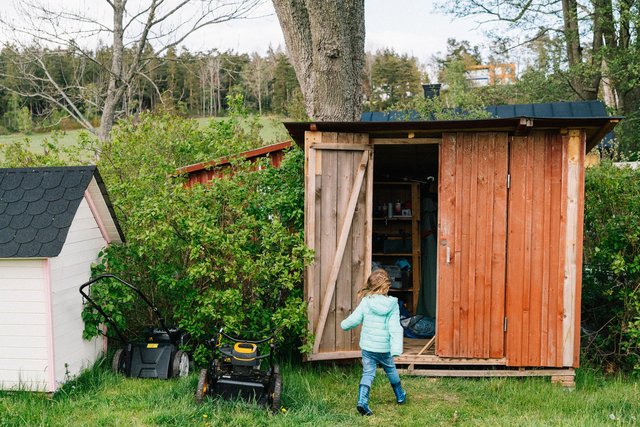 Ett litet förråd på en tomt