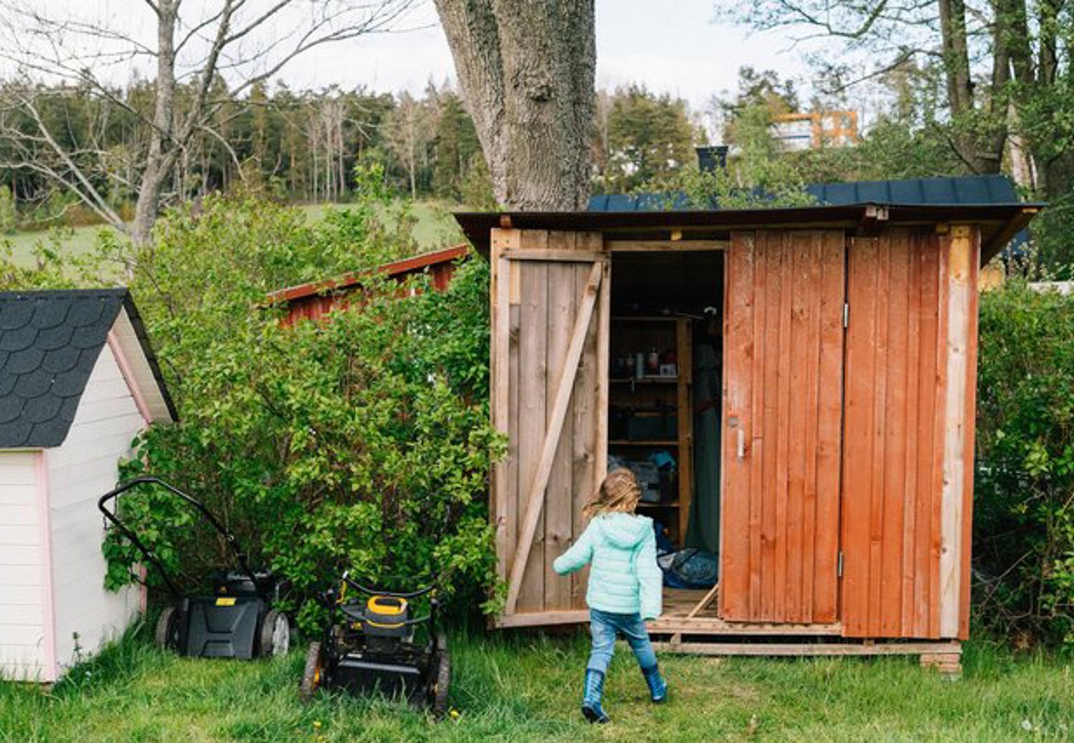 Ett litet förråd på en tomt