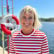 Trygg-Hansas egna vattensäkerhetsexpert Eva står vid kajen framför en livboj