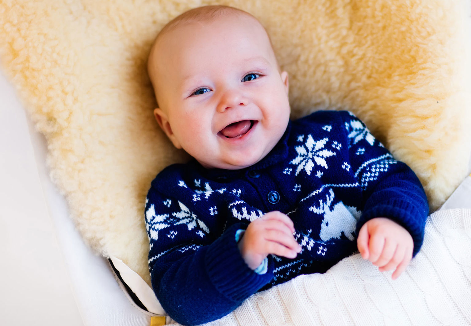 Glad bebis sitter i en babysitter