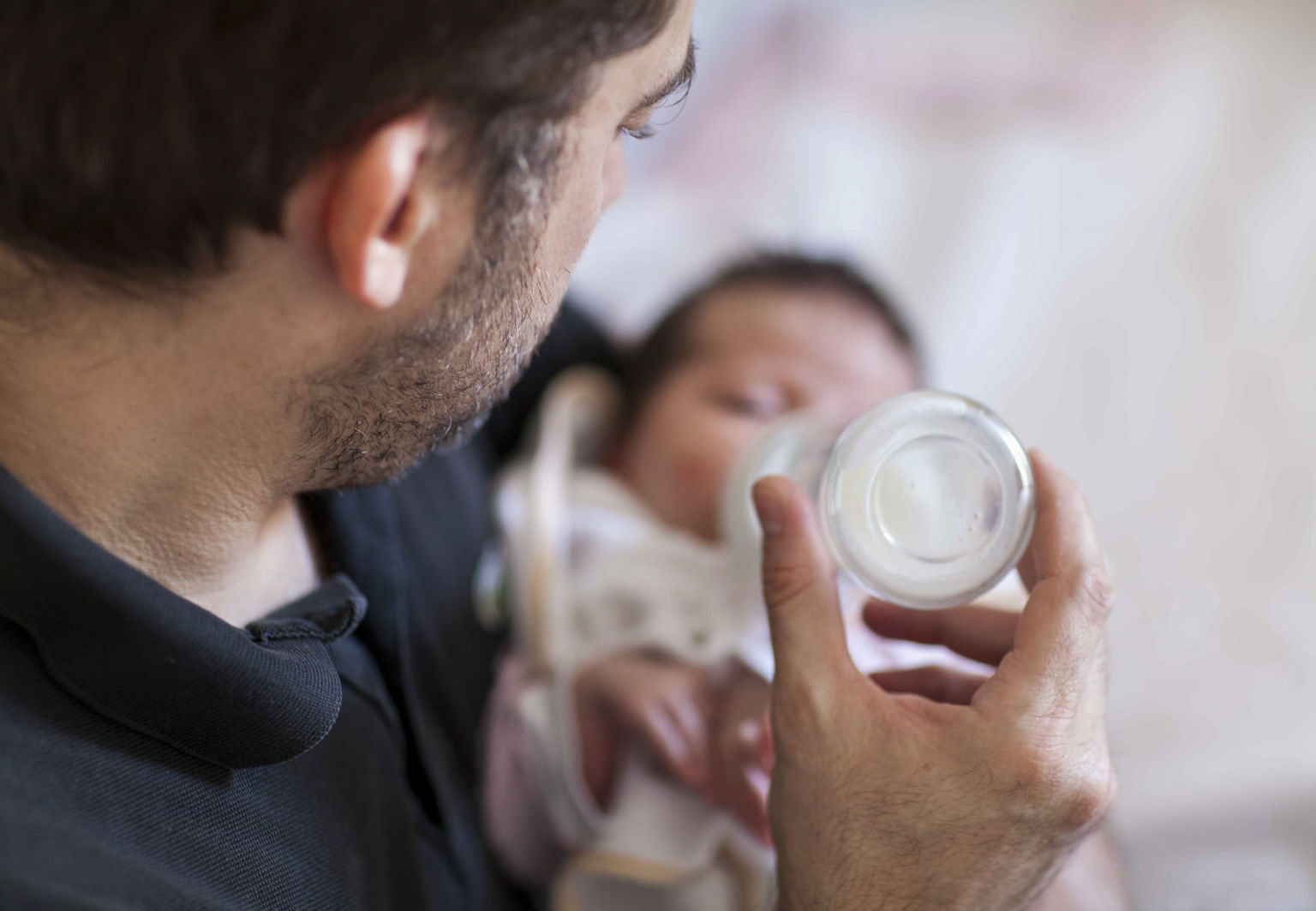 Pappa matar sin bebis med en nappflaska