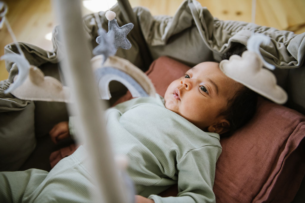 Barn ligger vaken i ett babynest