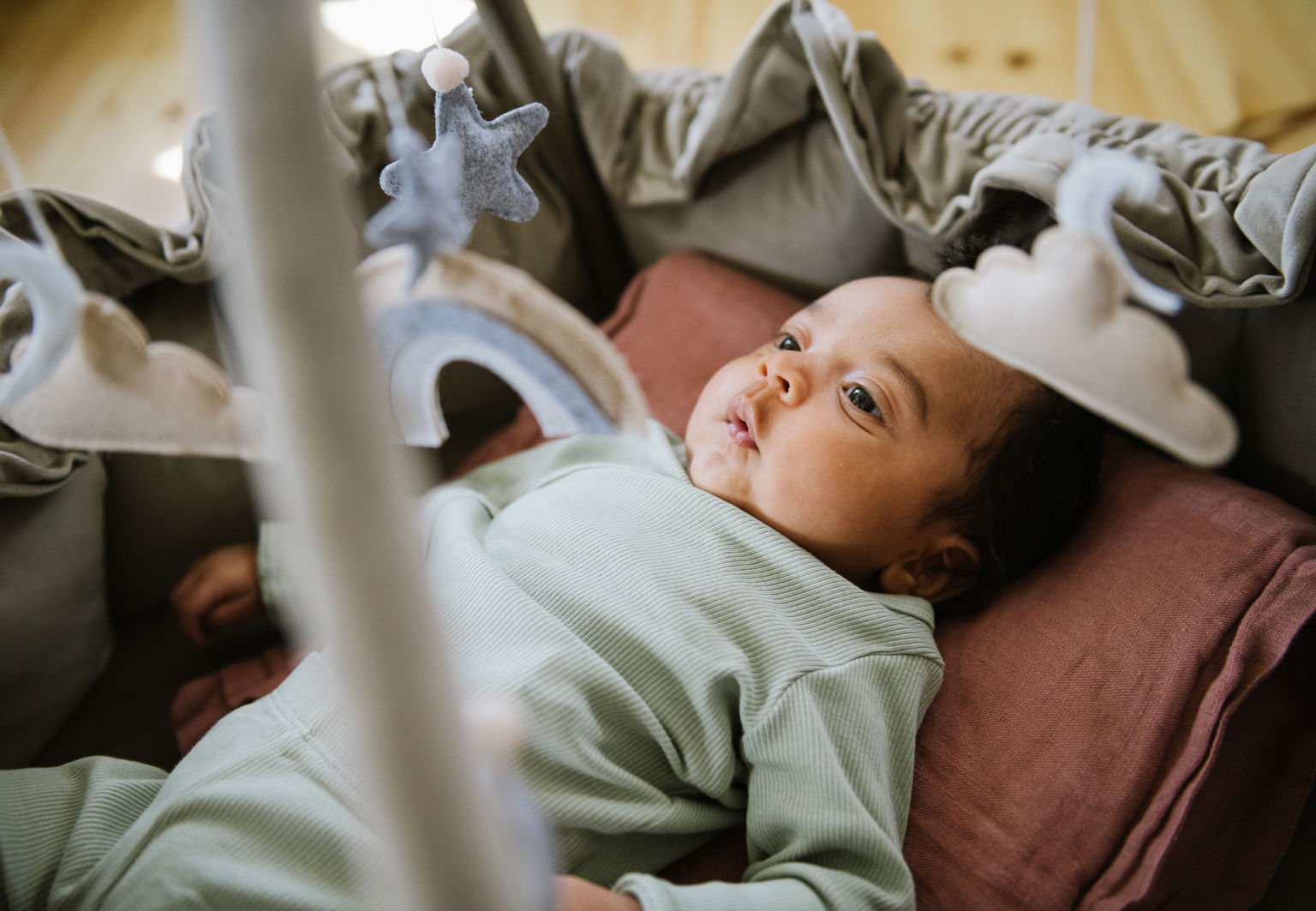 Barn ligger vaken i ett babynest